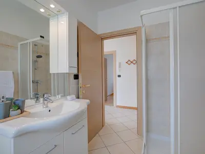 Badezimmer mit Dusche