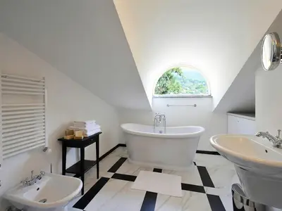 Badezimmer mit Badewanne