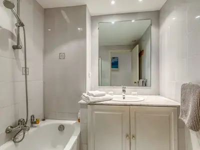 Badezimmer mit Badewanne