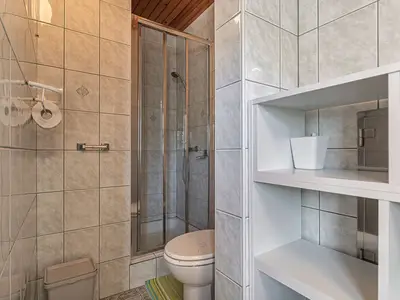 Badezimmer mit Dusche