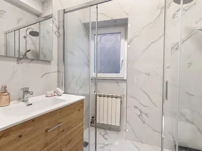 Badezimmer mit Dusche