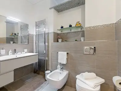 Badezimmer mit Dusche