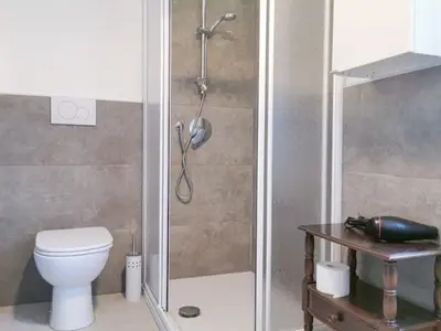 Badezimmer mit Dusche