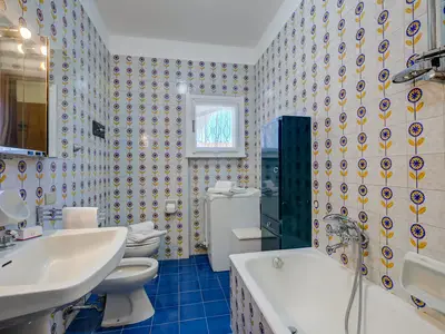 Badezimmer mit Badewanne