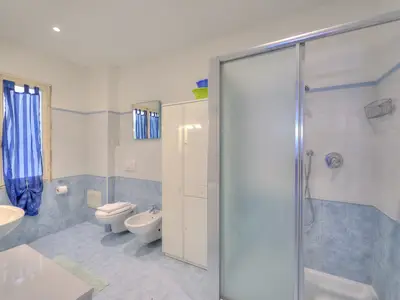 Badezimmer mit Dusche