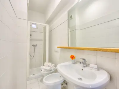 Badezimmer mit Dusche