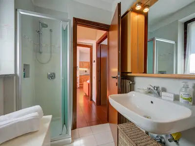 Badezimmer mit Dusche