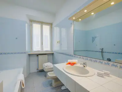 Badezimmer mit Badewanne