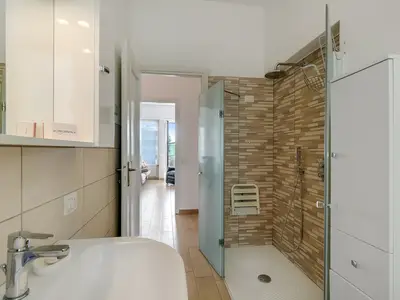 Badezimmer mit Dusche