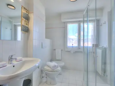 Badezimmer mit Dusche