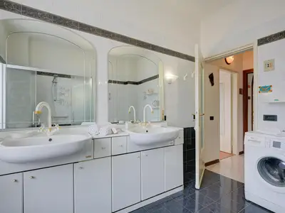 Badezimmer mit Dusche