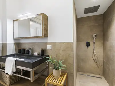 Badezimmer mit Dusche