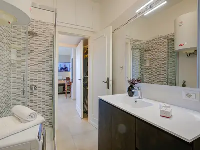 Badezimmer mit Dusche