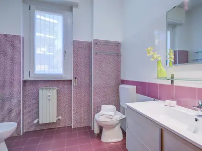 Badezimmer mit Dusche