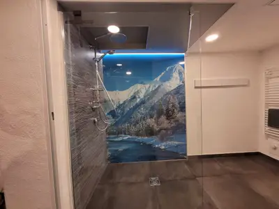 Begehbare Dusche im Badezimmer