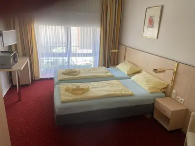 Doppelbett im Dreibettzimmer