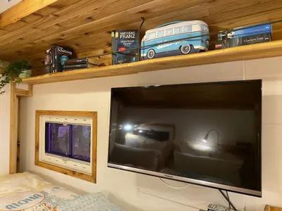 Großer Fernsher, Bücher, Spielsammlung