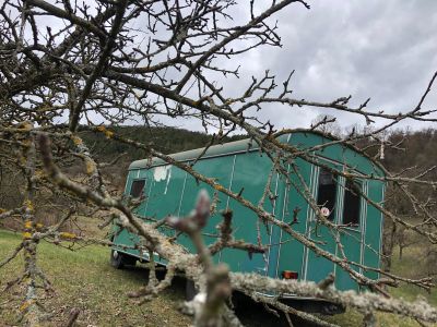 Glamping Mobil vor der Renovierung auf der Obstbaumwiese