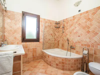 Badezimmer mit Badewanne