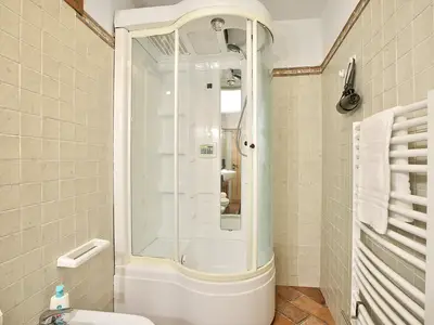 Badezimmer mit Dusche