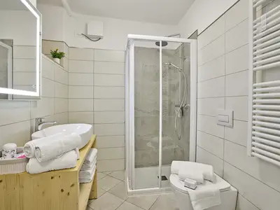 Badezimmer mit Dusche