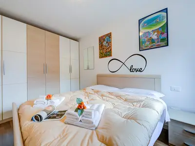 Das Schlafzimmer mit Kleiderschrank