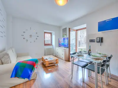 Der helle Wohnbereich mit Zugang zur kleinen Terrasse