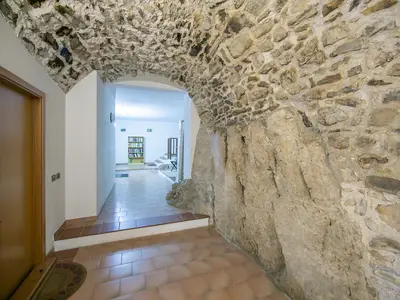 Der Eingang mit freiliegenden Wänden