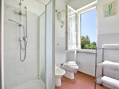 Badezimmer mit Dusche