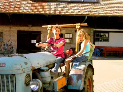 beliebt bei jung und alt  - eine Traktorfahrt