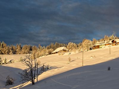 Die Sonne geht auf und verwandelt den Schnee in ein glitzerndes Meer