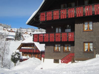 vor dem Haus gibt´s genug Platz, um sich im Schnee auszutoben, Rodelplatz auch in der Nähe