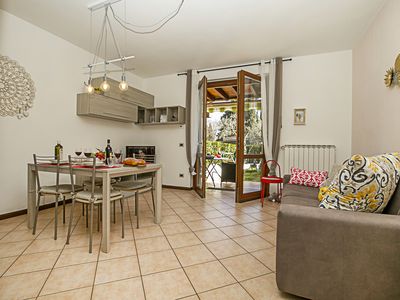 Wohnzimmer mit Ausgang zur Terrasse und privatem Garten