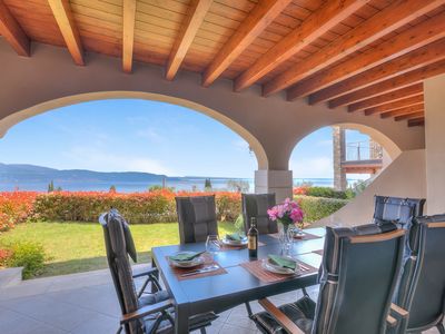 Terrasse mit Tisch und Stühlen, Privatgarten und Seeblick