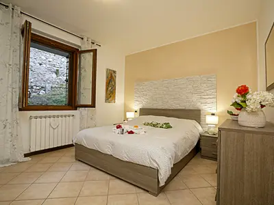 Schlafzimmer mit Doppelbett