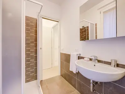 Badezimmer mit Dusche