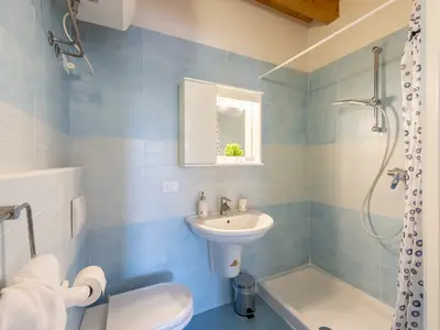 Badezimmer mit Dusche