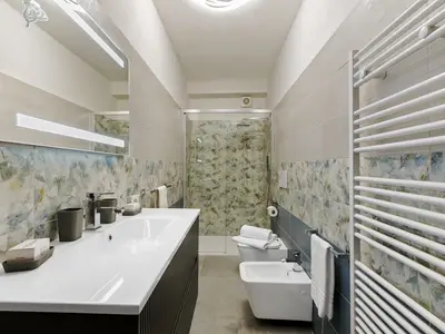 Badezimmer mit Dusche