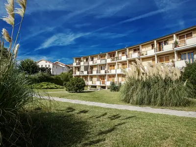 Apartment Gebäude mit gemeinsamen Garten