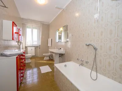 Badezimmer mit Badewanne