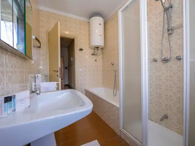 Badezimmer mit Dusche