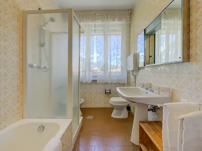 Badezimmer mit Dusche