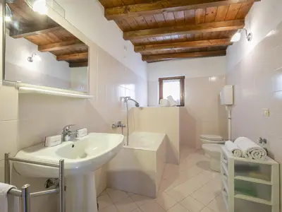 Badezimmer mit Badewanne