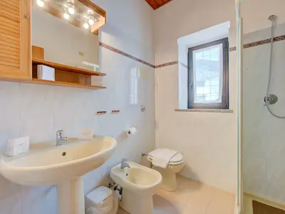 Badezimmer mit Dusche