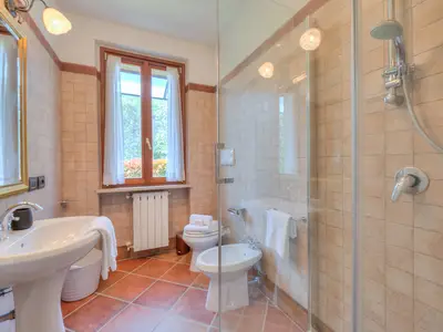 Badezimmer mit Dusche, Waschbecken, Bidet und Toilette