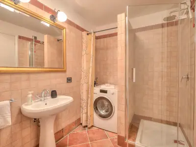 Tavernenbad mit Dusche, Waschbecken, Bidet, Toilette und Waschmaschine