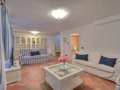 Taverne mit Sofas, Tischtennisplatte und Lego-Tisch