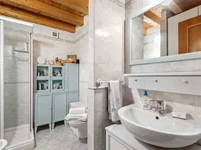 Badezimmer mit Dusche