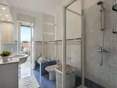 Badezimmer mit Dusche