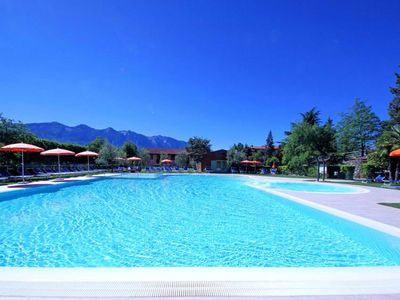 Der Pool des Hotels Pineta Campi liegt 200 m entfernt